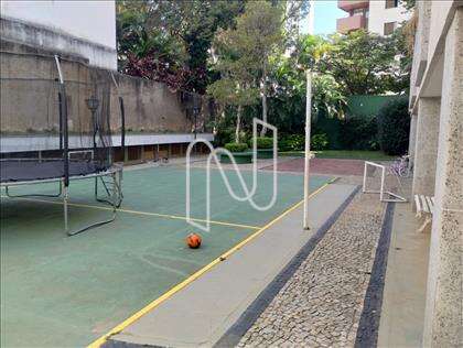 Quadra de esporte e playground