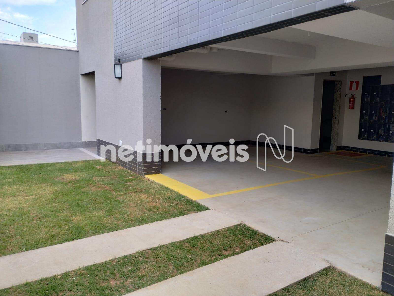 Entrada do prédio e garagem