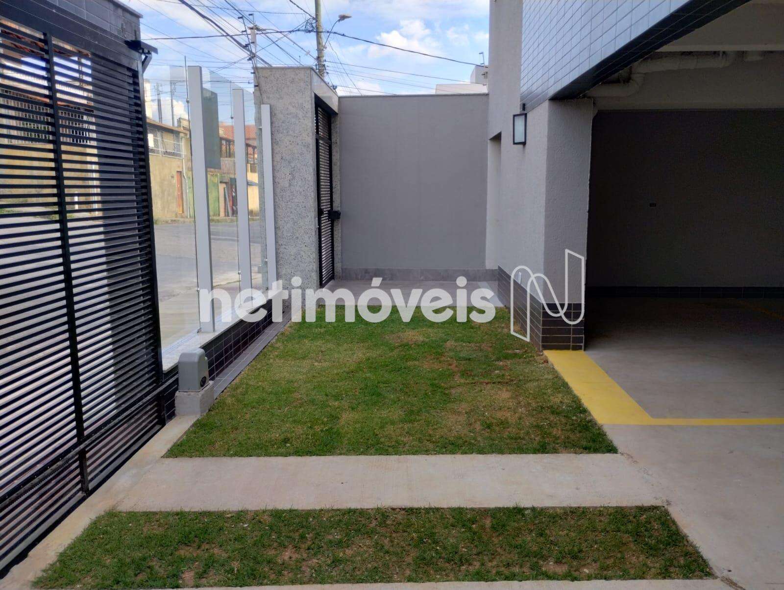 Entrada do prédio e garagem