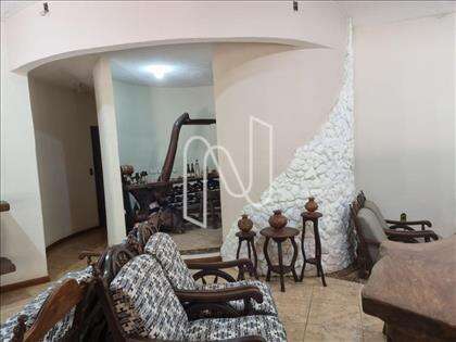 Sala ampla e arejada para três ambientes