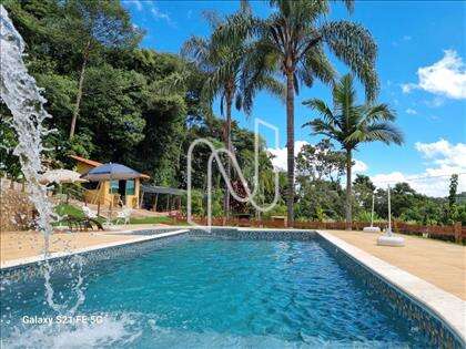 Piscina com cascata e aquecida