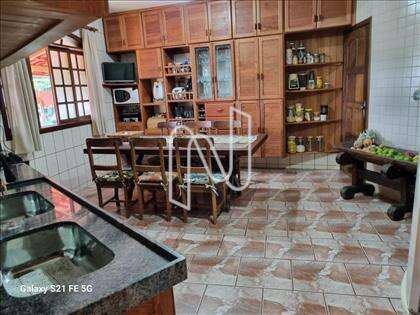cozinha espaçosa, planejada com armários