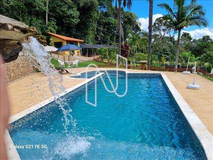 Piscina com cascata e aquecida 