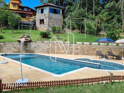 Piscina com cascata e aquecida