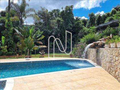 Piscina com cascata e aquecida