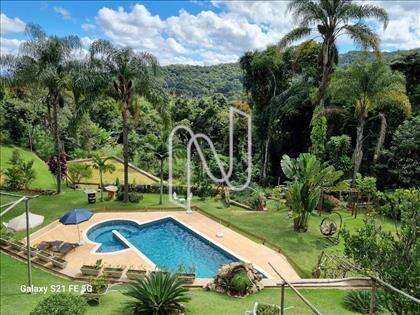 Piscina com cascata e aquecida