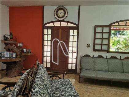 Sala ampla e arejada para três ambientes