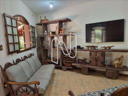 Sala ampla e arejada para três ambientes