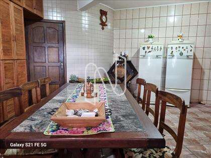 Cozinha ampla com mesa rústica grande