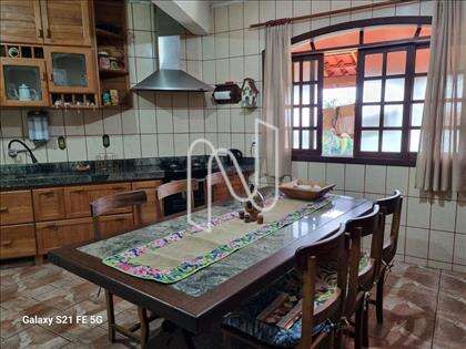 cozinha planejada com vários armários, coifa