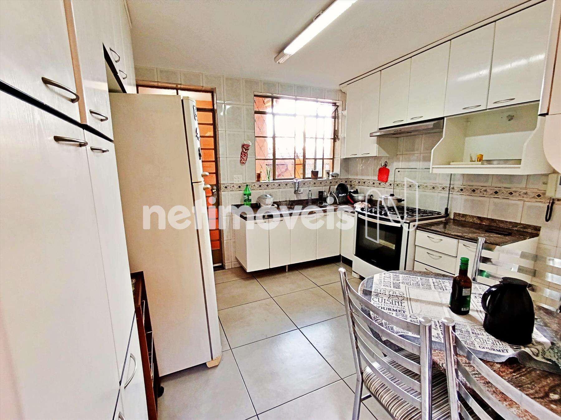 Coziniha clara e arejada