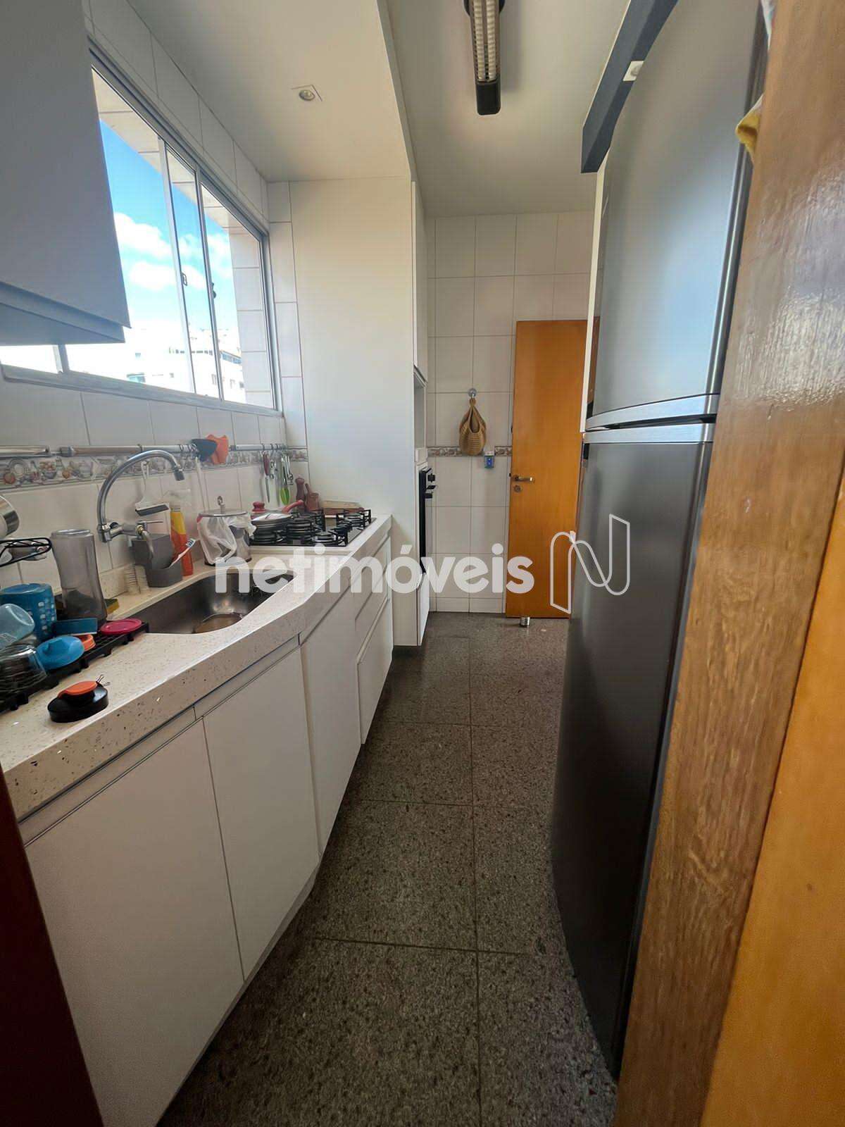 Cozinha com bancada em Silestone 