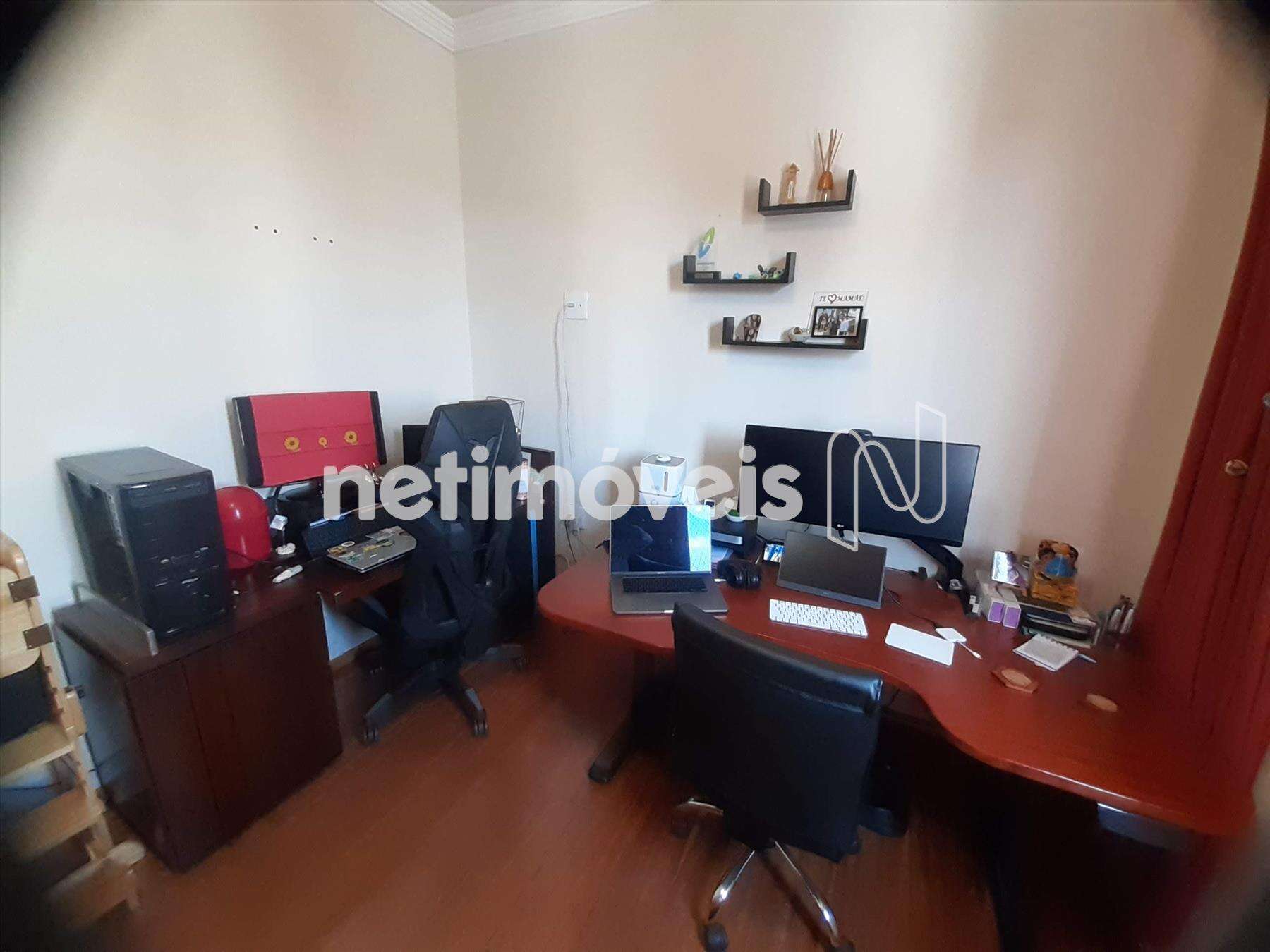 Quarto de solteiro com escritório. 