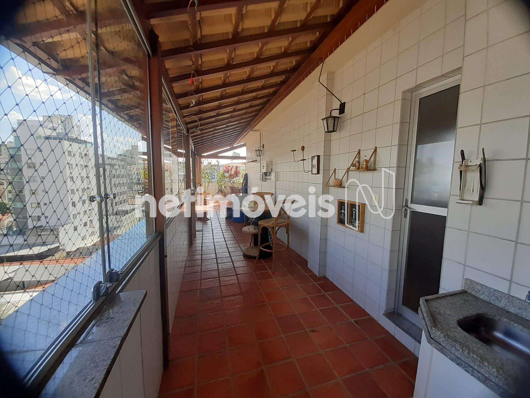 Fechamento com janelas de vidro temperado.