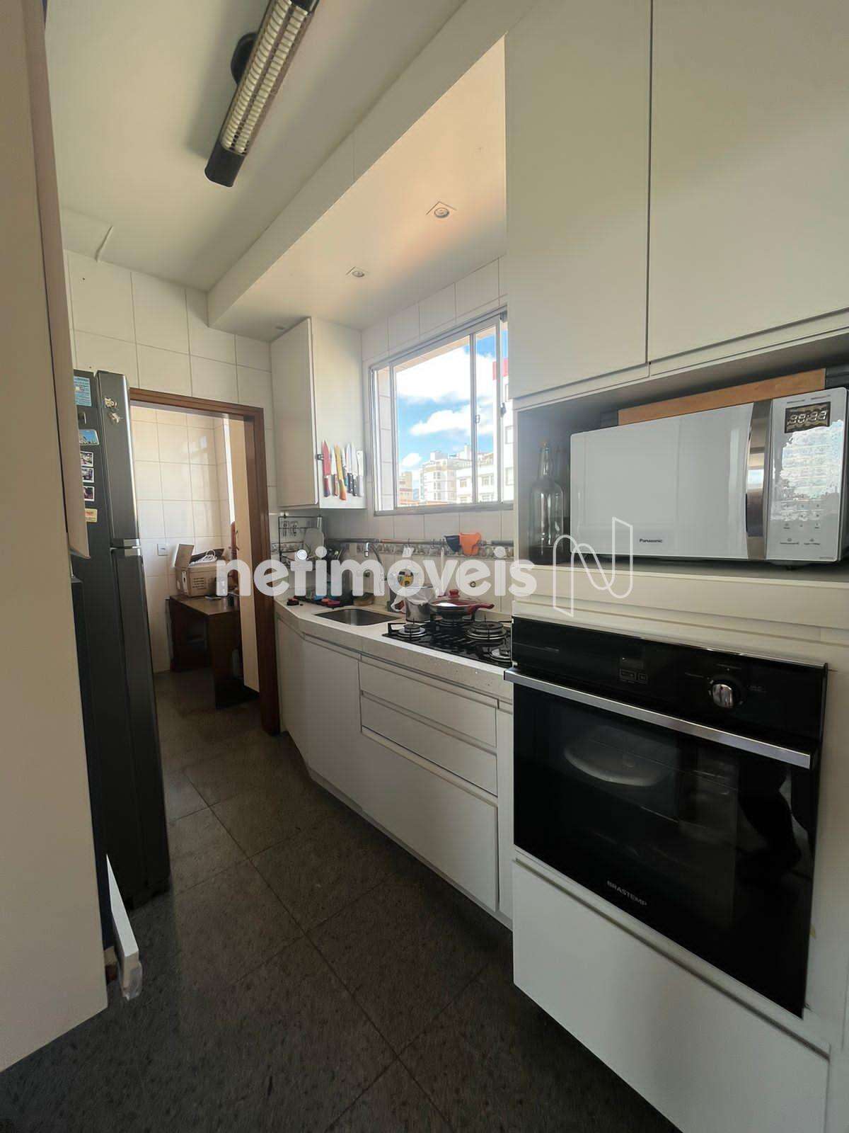 Cozinha com armários planejados 