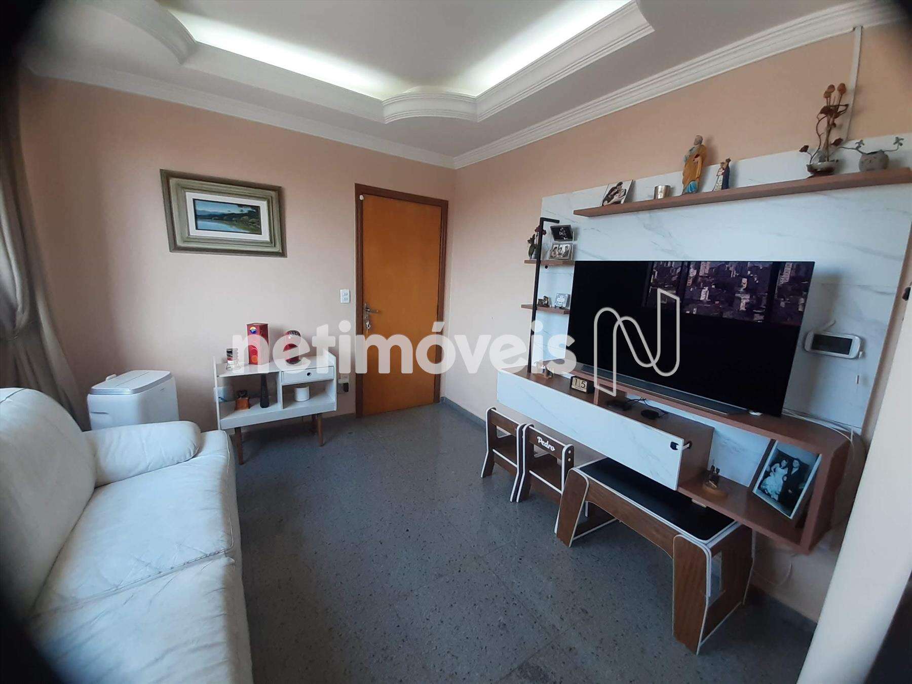 Sala no primeiro piso.