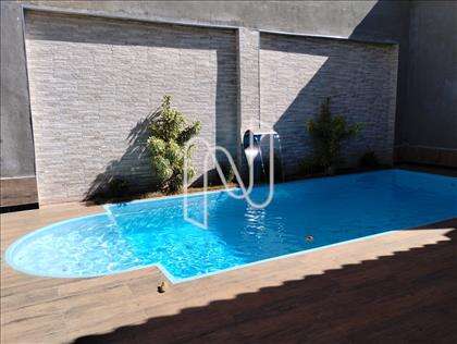 Piscina com cascata