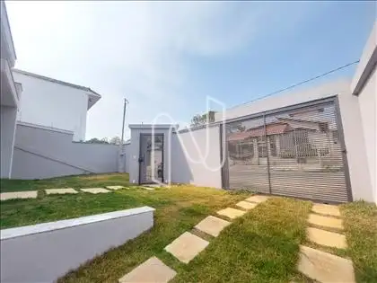 Jardim e acesso da casa 