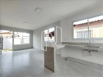 Sala ampla conjugada a cozinha americana 