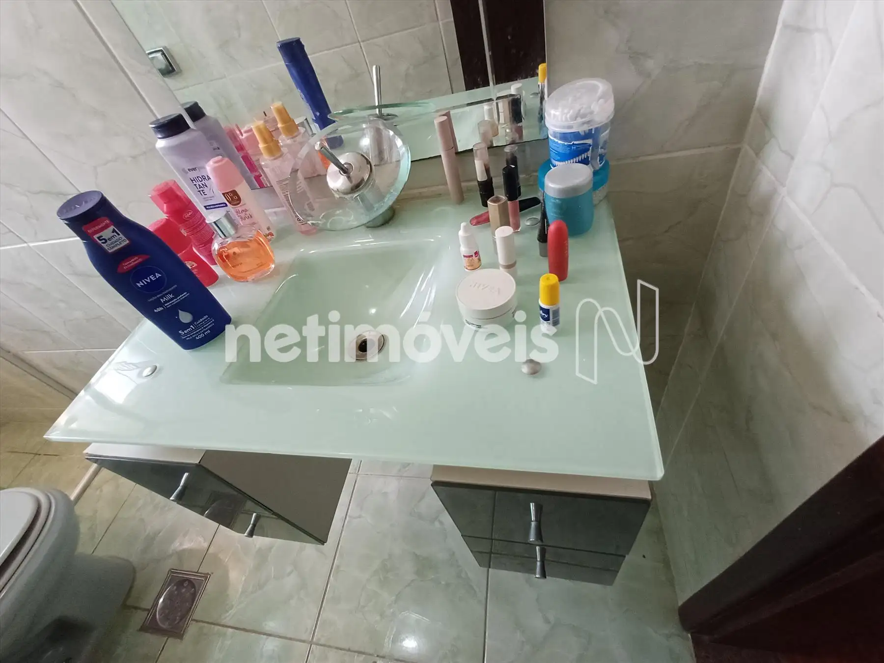 Pia do banheiro com armários 