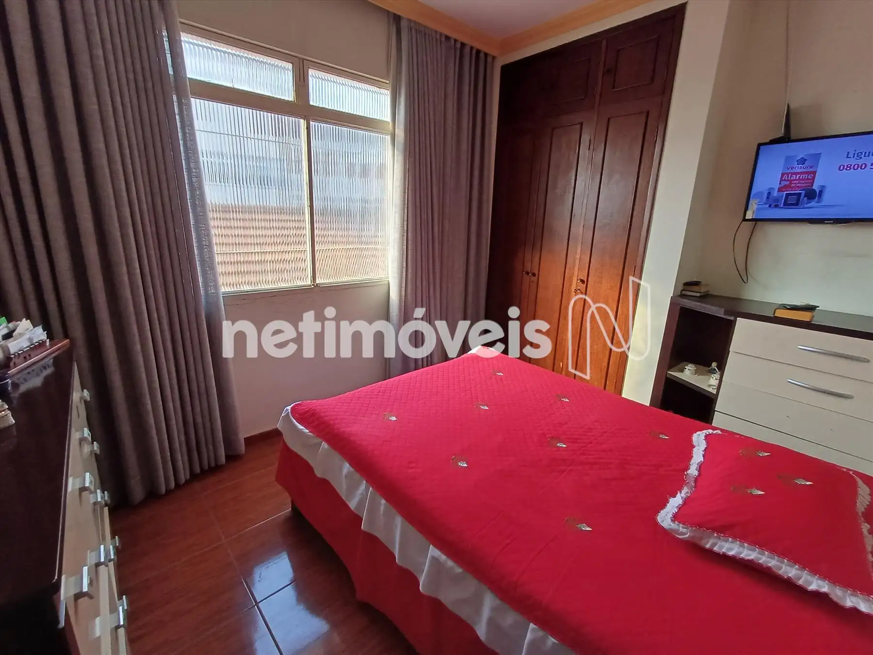 Quarto de casal com armário embutido