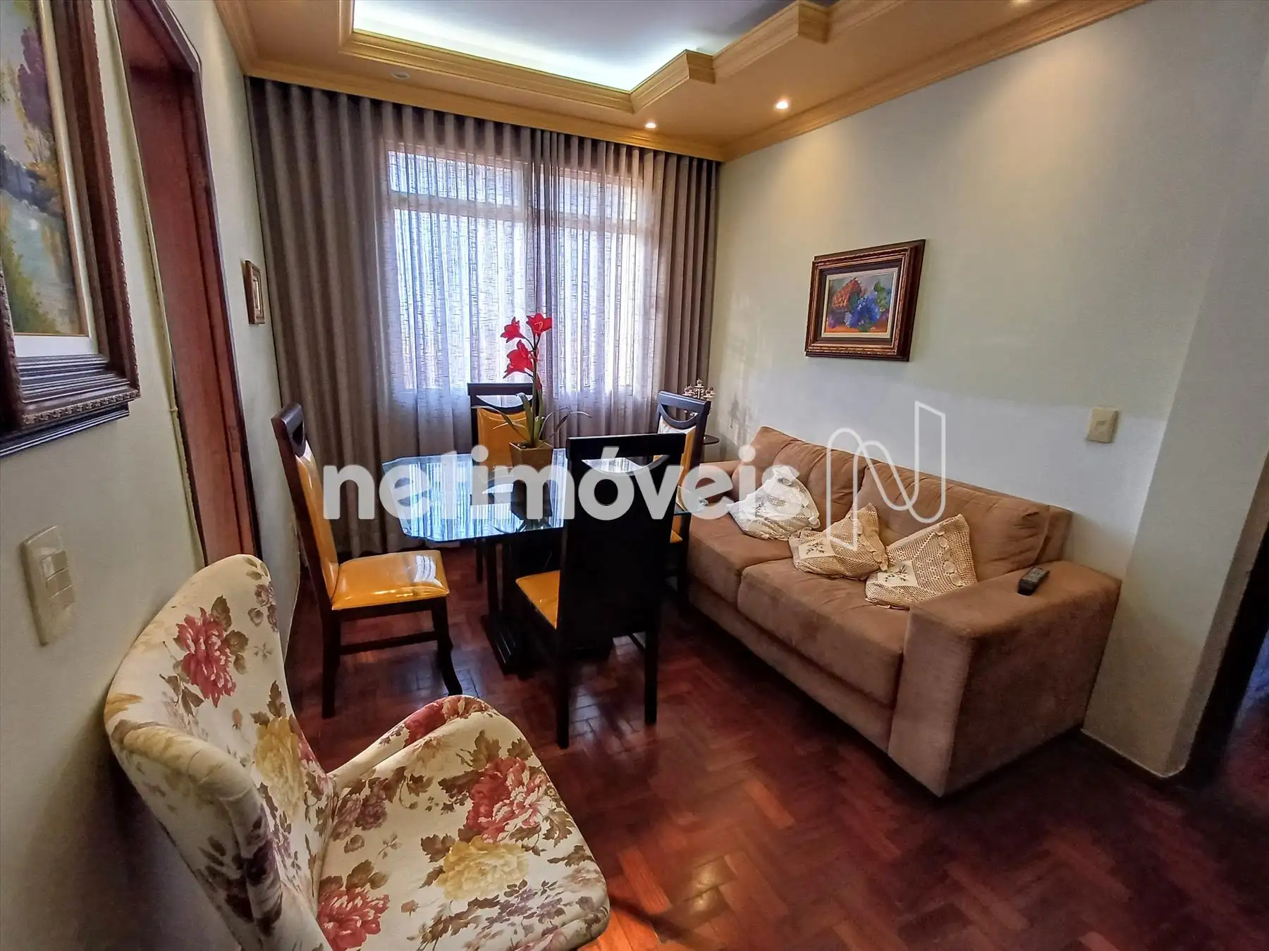 Sala com teto rebaixado iluminação planejada