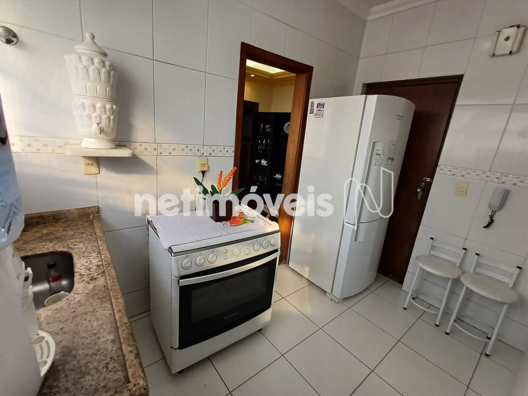 Cozinha ampla , clara arejada  com armários 