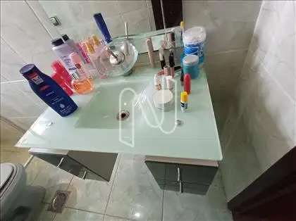 Pia do banheiro com armários  