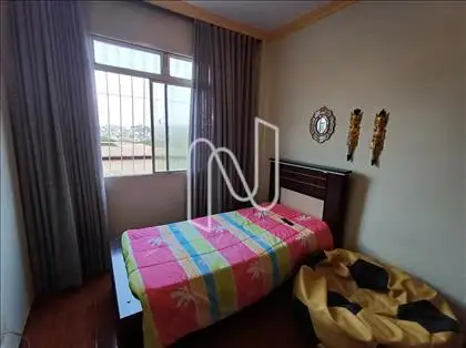 Quarto de solteiro com armários  