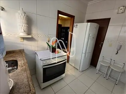 Cozinha ampla , clara arejada  com armários  