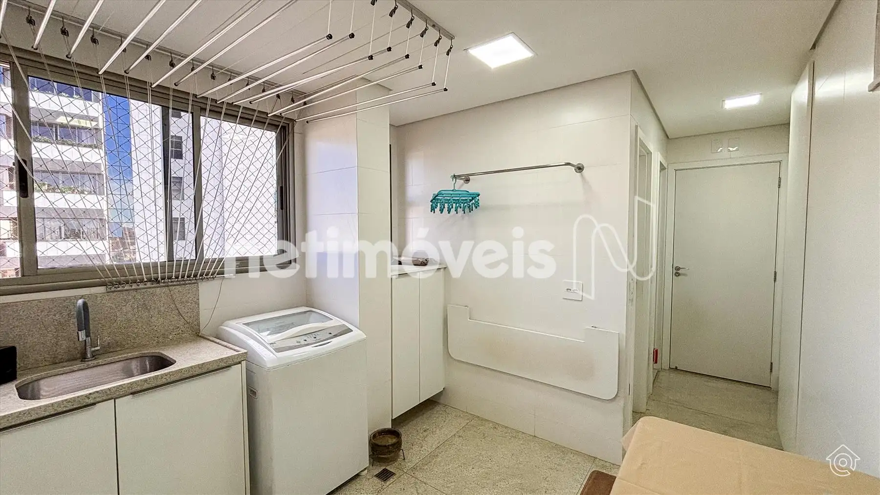 área de serviço com quarto e banho