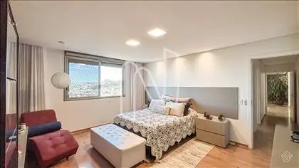  Suíte máster com closet  