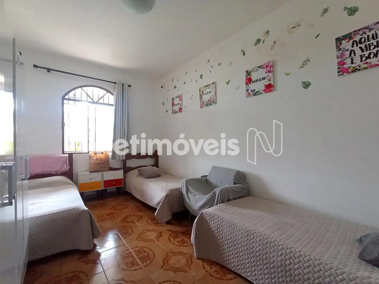 Sala de tv convertida em quarto