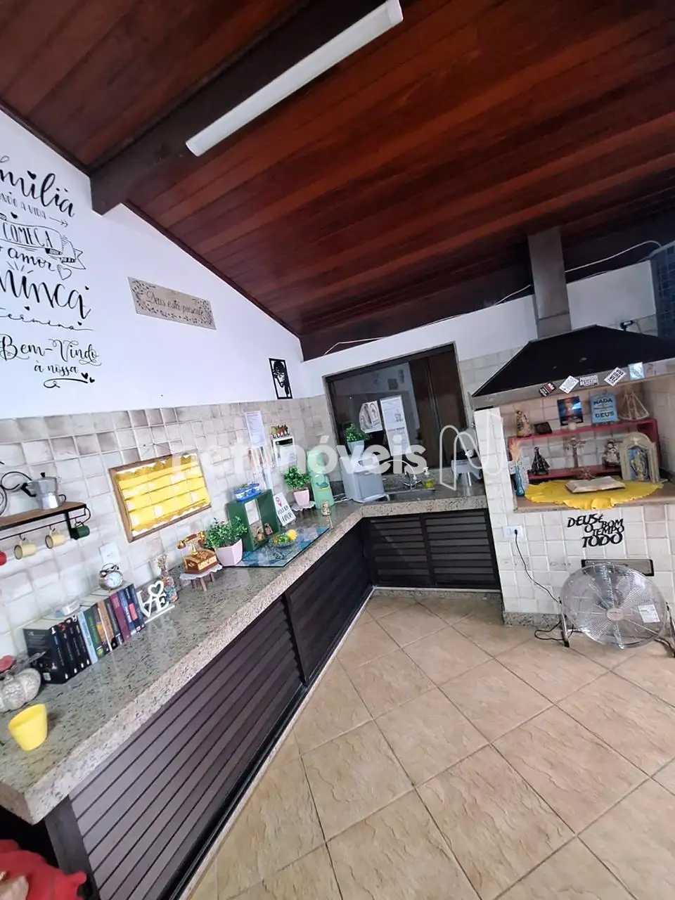 Cozinha na área de lazer e churrasqueira