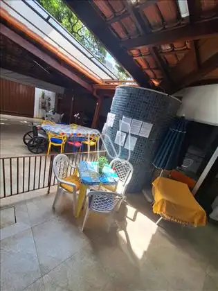 Área de lazer e garagem lateral