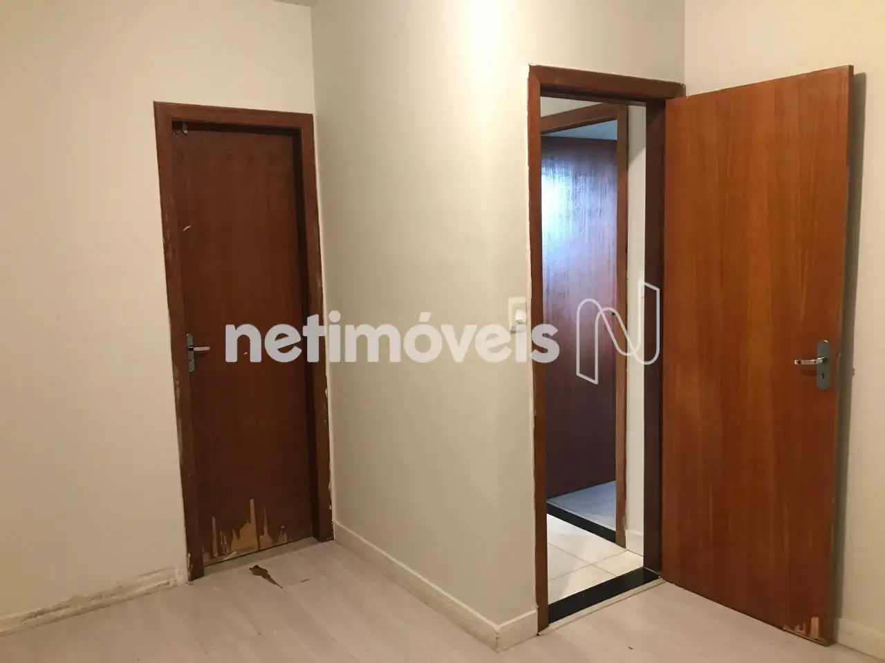 Porta e Suíte Quarto 03