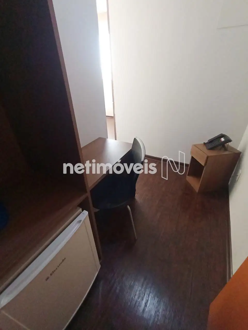 Corredor e mesa de escritório