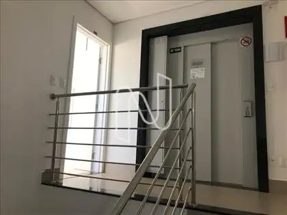 Elevador e porta de entrada Apto