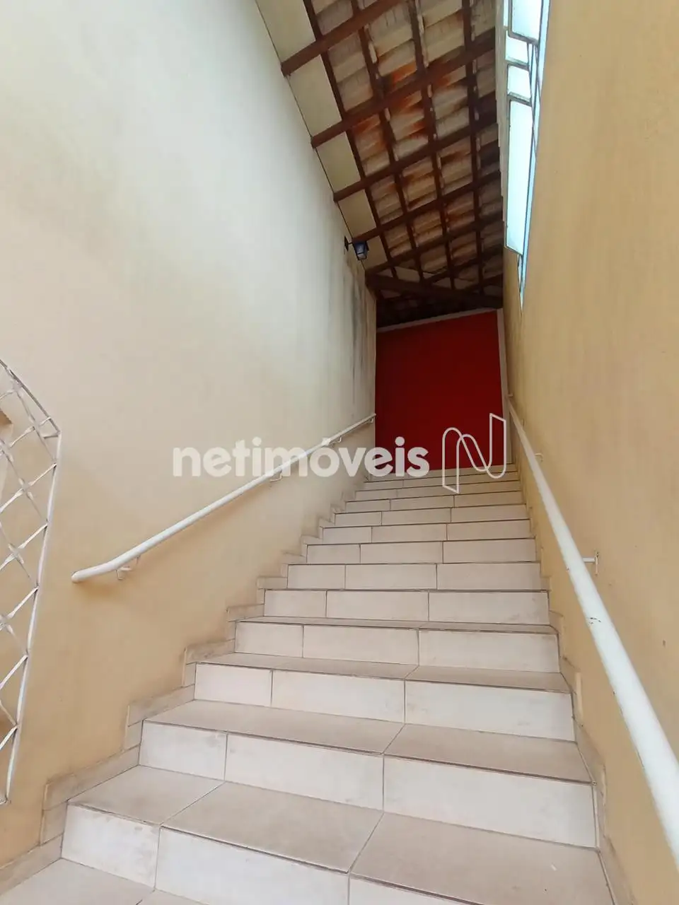 Escada de acesso ao 2º pavimento