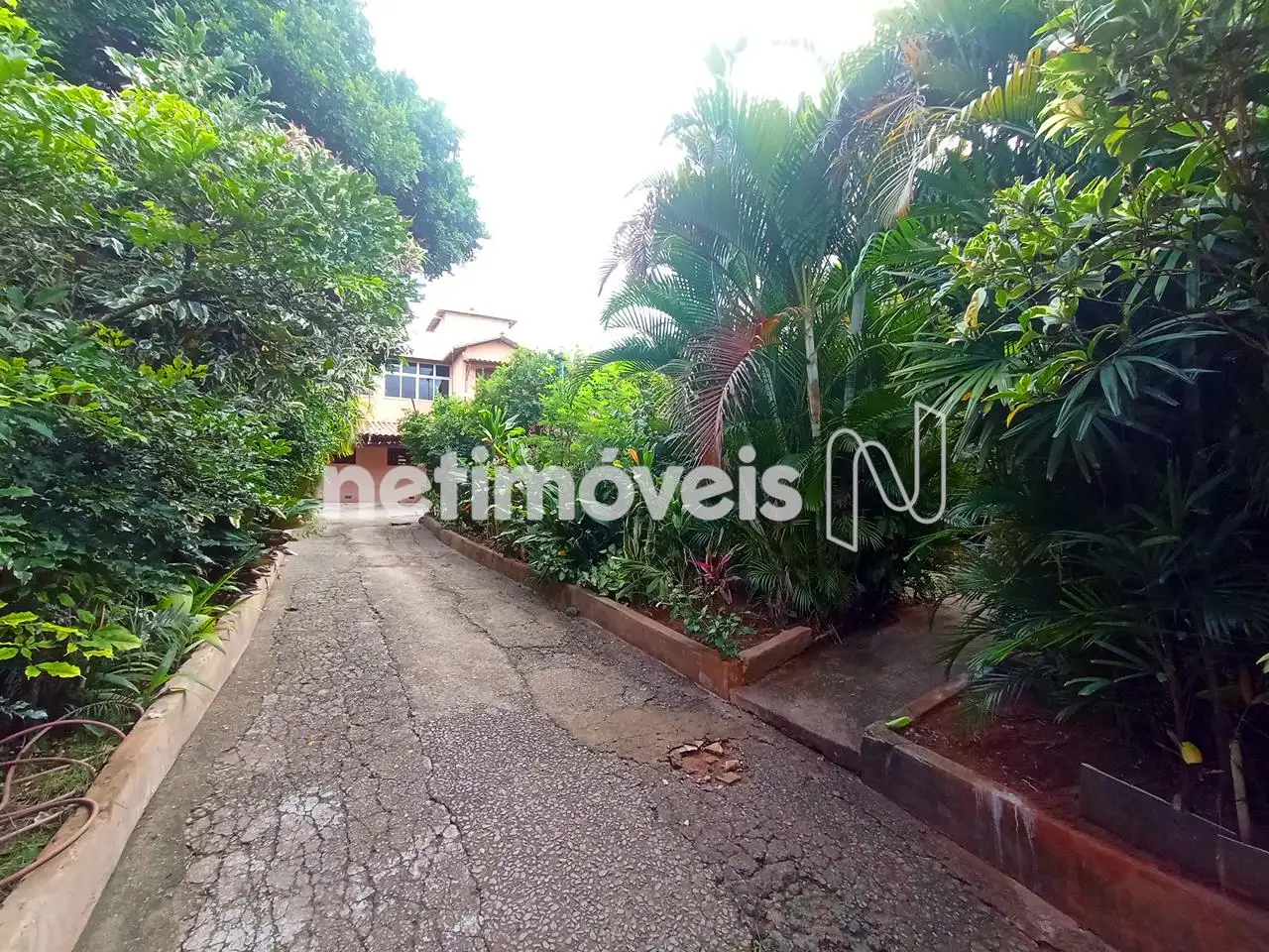 Entrada com jardins laterais