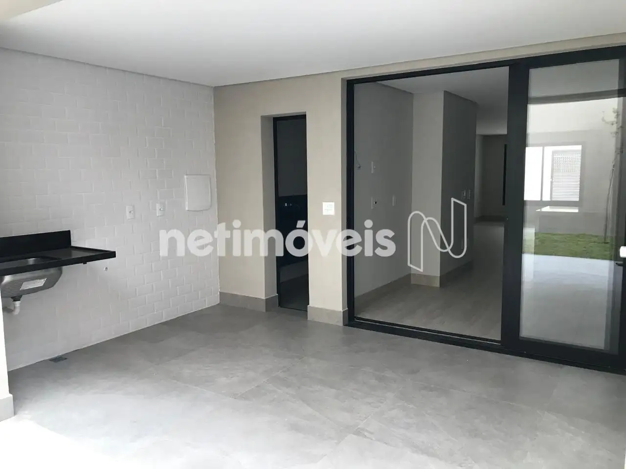 Porta de vidro e Lavabo