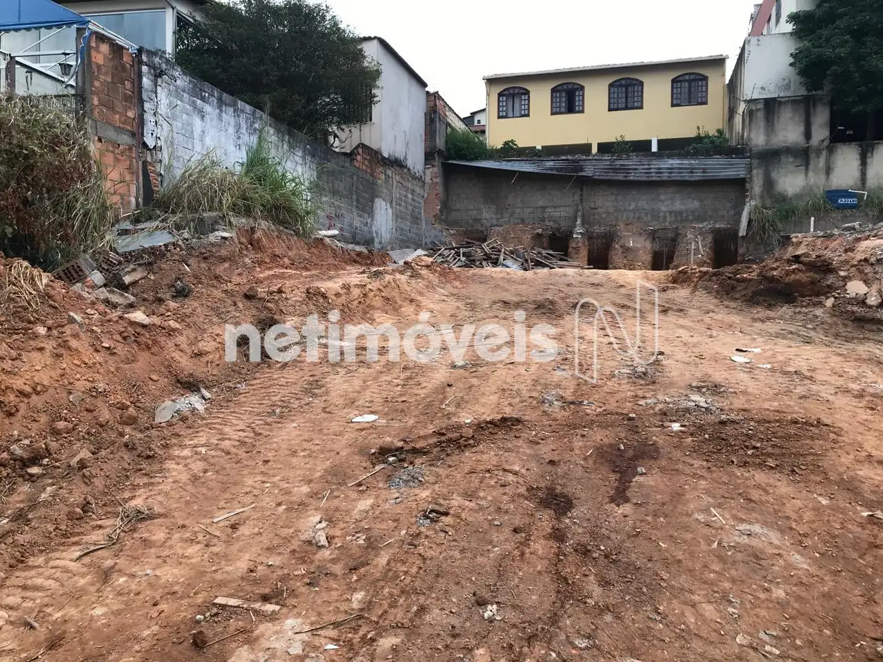 Fundos Terreno