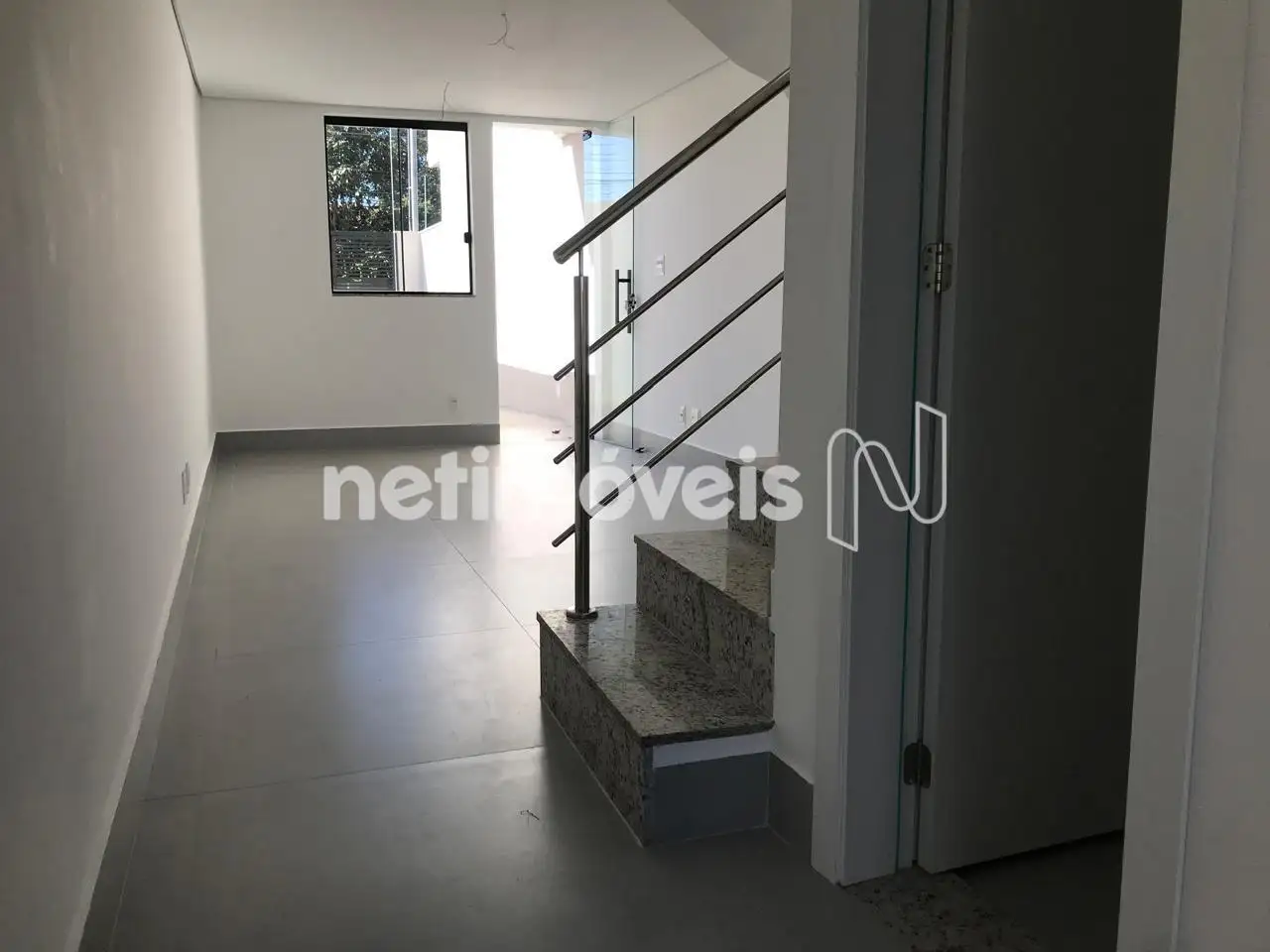 Vista da Escada e Piso Sala