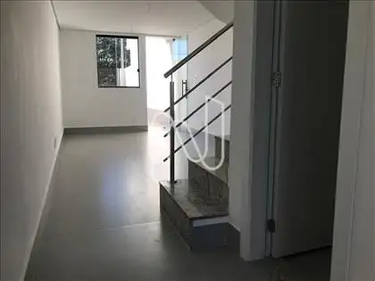 Lavabo, escada e Piso Sala