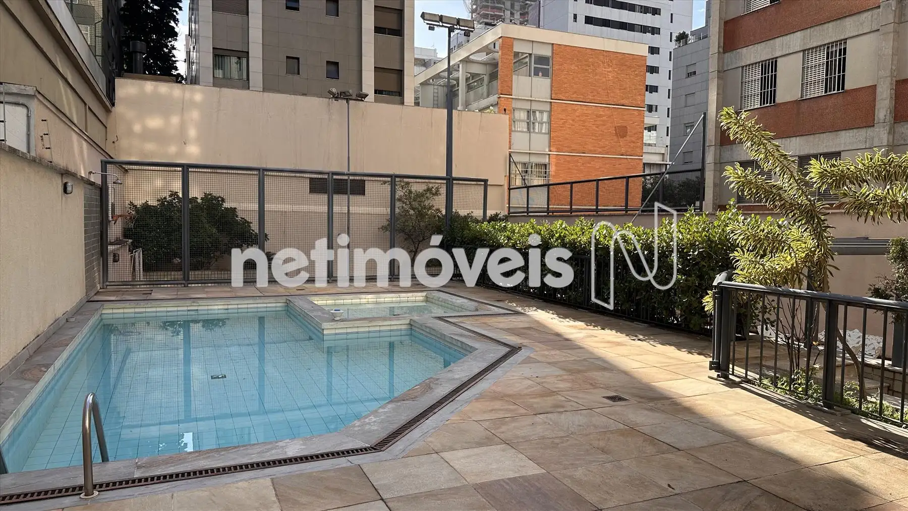 Piscina do Condomínio com piscina infantil