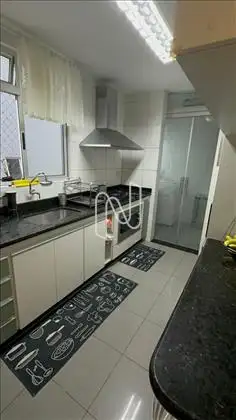 Cozinha ampla com muitos armários 