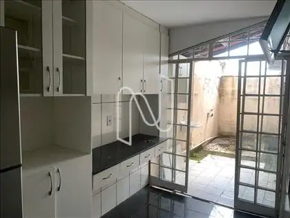 Armários e porta de vidro para os Fundos  