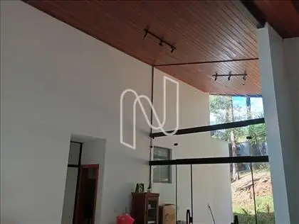 Entrada principal em vidro e pé direito dupl 