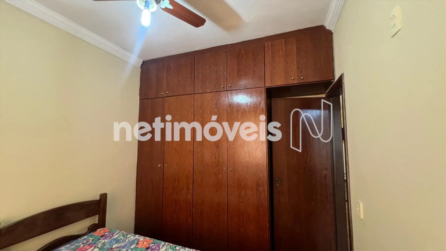 Quarto com Armário