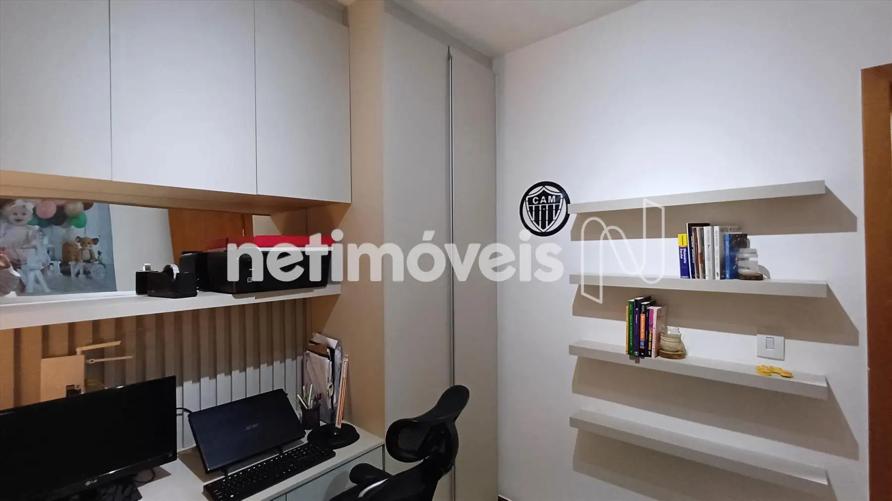 Segundo quarto solteiro com armários  